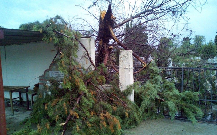 Ανεμοστρόβιλος σήκωσε στέγες στην Ξάνθη - Φωτογραφία 2