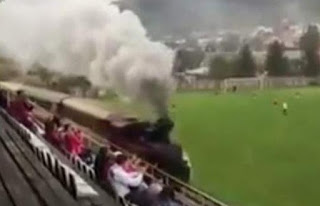 ΑΠΙΣΤΕΥΤΟ: Τρένο εισέβαλε σε γήπεδο ποδοσφαίρου [video] - Φωτογραφία 1