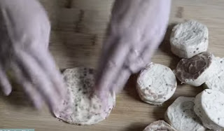 Πιέζει ένα κατεψυγμένο ψωμάκι μέχρι να γίνει επίπεδο… Το αποτέλεσμα; Απλά τέλειο... [video] - Φωτογραφία 1