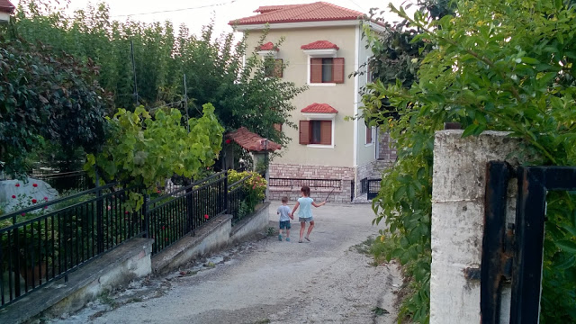 Ανακαλύπτοντας παιχνίδια στο χωριό [photos] - Φωτογραφία 7