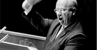 Ο οργισμένος Χρουστσόφ επιτίθεται στο έδρανο των Η.Ε. με το... - Φωτογραφία 1