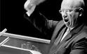 Ο οργισμένος Χρουστσόφ επιτίθεται στο έδρανο των Η.Ε. με το...