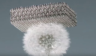 Αυτό είναι το πιο ελαφρύ μέταλλο που φτιάχτηκε ποτέ - Αποτελείται από 99,99% αέρα [video] - Φωτογραφία 1