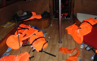 Καταδίωξη και σύλληψη 34χρονου διακινητή προσφύγων με σκάφος στην Πέτρα Λέσβου... [photos] - Φωτογραφία 1