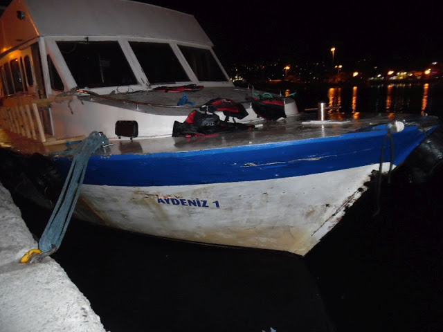 Καταδίωξη και σύλληψη 34χρονου διακινητή προσφύγων με σκάφος στην Πέτρα Λέσβου... [photos] - Φωτογραφία 9