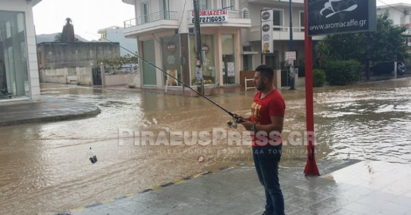 Σαλαμίνα: Χαμός στο facebook με τον υπάλληλο που βλέπετε - Φωτογραφία 2