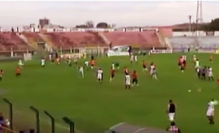 Απίστευτο ξύλο: Σε ρινγκ μετατράπηκε το γήπεδο σε αγώνα ποδοσφαίρου - Ο διαιτητής μοίραζε αποβολές... [video] - Φωτογραφία 1