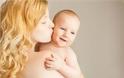 Τα χάδια και η αγκαλιά συμβάλλουν στην καλή υγεία του μωρού