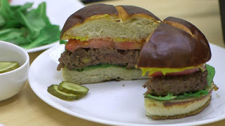 Δείτε το περίφημο (χορτοφαγικό) burger του Bill Gates [video] - Φωτογραφία 1