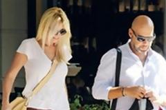 Φτου σου κορίτσι μου! Η Σκορδά βγήκε με κολάν στη Κηφισιά και λύγισαν τα δέντρα...