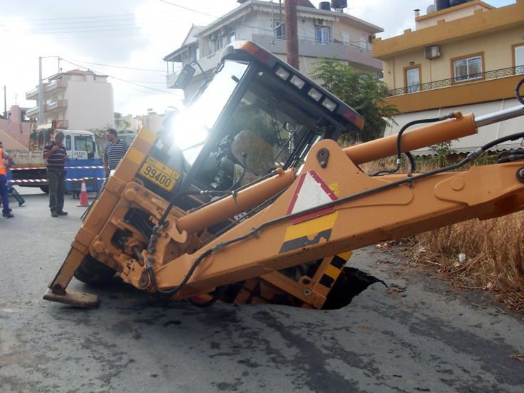 Ο δρόμος «κατάπιε» μπουλντόζα στο Ηράκλειο - Φωτογραφία 2