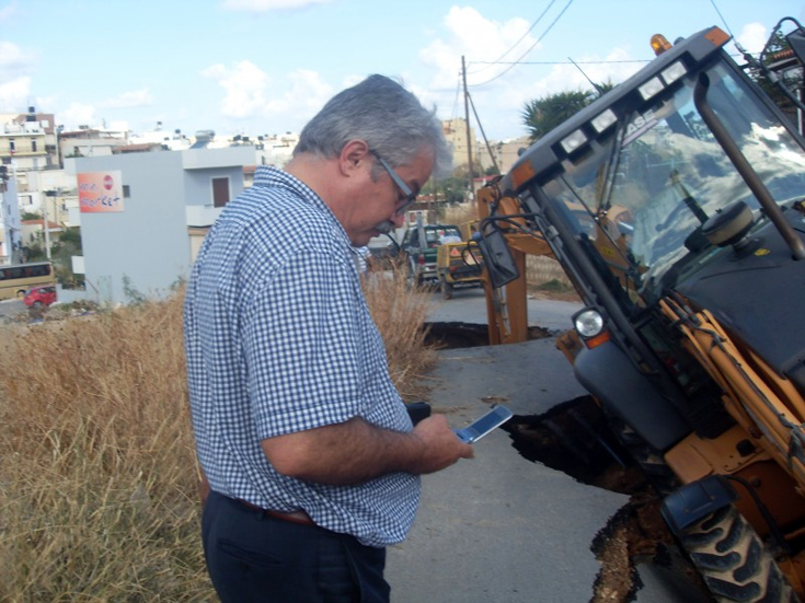 Ο δρόμος «κατάπιε» μπουλντόζα στο Ηράκλειο - Φωτογραφία 4