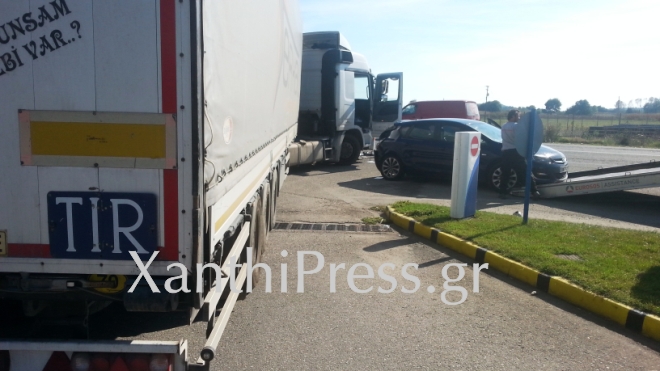 Απίστευτο ατύχημα κοντά στη Ν. Κεσσάνη Ξάνθης - Αυτοκίνητο «καρφώθηκε» σε νταλίκα μετά από καραμπόλα [photos+video] - Φωτογραφία 2