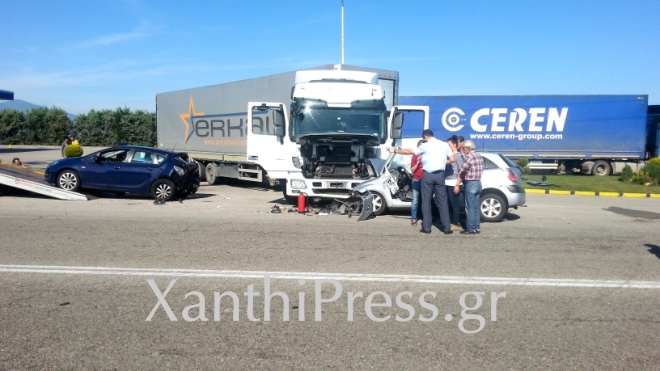 Απίστευτο ατύχημα κοντά στη Ν. Κεσσάνη Ξάνθης - Αυτοκίνητο «καρφώθηκε» σε νταλίκα μετά από καραμπόλα [photos+video] - Φωτογραφία 3