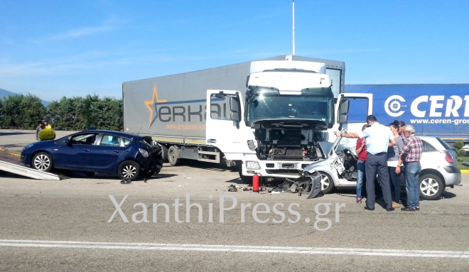 Απίστευτο ατύχημα κοντά στη Ν. Κεσσάνη Ξάνθης - Αυτοκίνητο «καρφώθηκε» σε νταλίκα μετά από καραμπόλα [photos+video] - Φωτογραφία 7