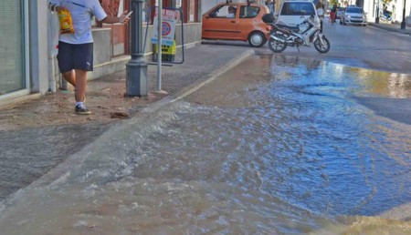 Πλημμύρισε συνοικία στο αργός από βλάβη σε αγωγό ύδρευσης της ΔΕΥΑΡΜ - Φωτογραφία 4