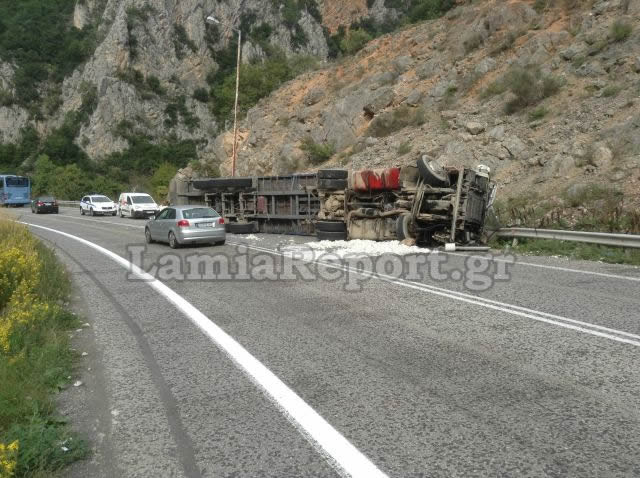 Φθιώτιδα: Ανατροπή νταλίκας στις στροφές του Μπράλου [photo] - Φωτογραφία 2