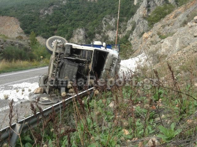 Φθιώτιδα: Ανατροπή νταλίκας στις στροφές του Μπράλου [photo] - Φωτογραφία 4