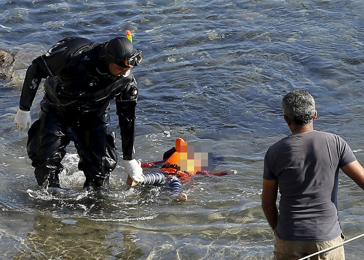 Φωτογραφίες που σοκάρουν από την τραγωδία με πρόσφυγες στη Λέσβο - Φωτογραφία 3