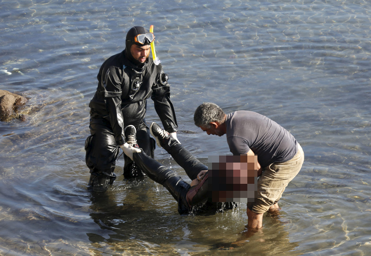 Φωτογραφίες που σοκάρουν από την τραγωδία με πρόσφυγες στη Λέσβο - Φωτογραφία 5