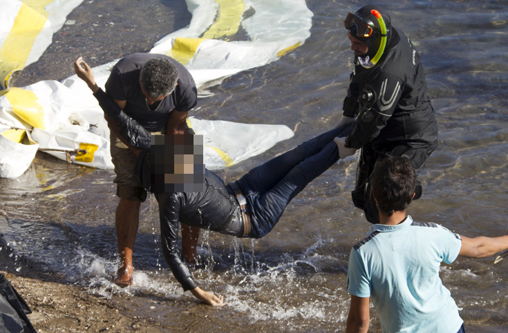 Φωτογραφίες που σοκάρουν από την τραγωδία με πρόσφυγες στη Λέσβο - Φωτογραφία 8