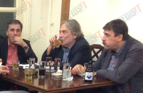 Εδώ ο κόσμος χάνεται και αυτοί το γλεντάνε... Δείτε τους βουλευτές στο καφενείο της Βουλής να πίνουν τα ποτάκια τους. ανέμελοι [photos] - Φωτογραφία 2
