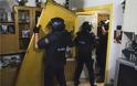 ΣΟΚ: Αστυνομικοί μπαίνουν στα σπίτια δανειοληπτών για κατάσχεση... [photo+video]