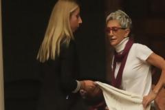 Η γυναίκα που διέκοψε την ομιλία του Τσίπρα - ΦΩΤΟ