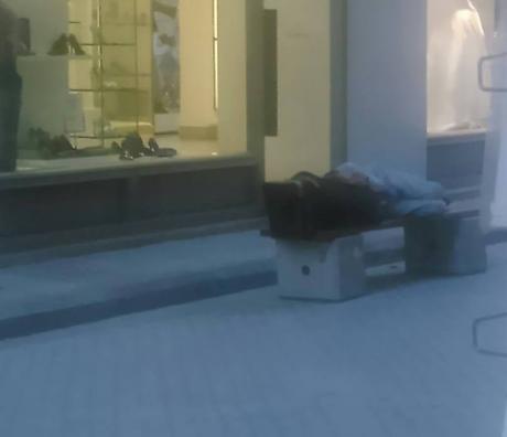 Πάτρα: Άστεγος άνδρας προκάλεσε αναστάτωση στην Ρήγα Φεραίου - Φωτογραφία 4