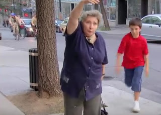 Ένας μικρός κλέφτης, αρπάζει την τσάντα αυτής της κυρίας και αρχίζει να τρέχει - Μετά από λίγο, όλοι παγώνουν… [video] - Φωτογραφία 1