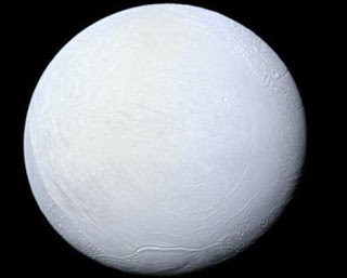 Οι πρώτες φωτογραφίες του δορυφόρου του Κρόνου - Φωτογραφία 1