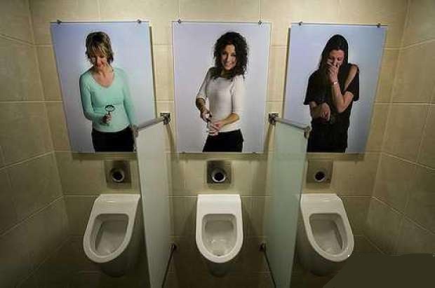 Αστείο πόστερ στον τοίχο αντρικής τουαλέτα [photo] - Φωτογραφία 2