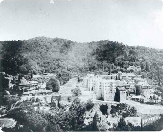 7268 - Τα 20 μοναστήρια, 4 σκήτες, 2 κελλιά και οι Καρυές του Αγίου Όρους σε φωτογραφίες του 1870, με σχολιασμό των διαφορών που παρατηρούνται σήμερα. - Φωτογραφία 1