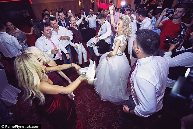 Η Rita Ora σε παραδοσιακό γάμο στο Κόσοβο [photos] - Φωτογραφία 4