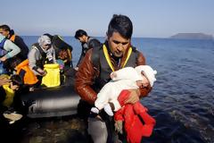 Οι τρεις γιαγιάδες της Λέσβου, το προσφυγόπουλο και ένα μπιμπερό με γάλα