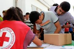 Ο Ελληνικός Ερυθρός Σταυρός δίπλα στους πρόσφυγες του Κλειστού Ολυμπιακού Γυμναστηρίου στο Γαλάτσι