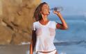 Η Charlie Riina με υγρό λευκό μπουζάκι ποζάρει στην παραλία του Malibu - Φωτογραφία 4