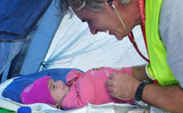 Μυτιλήνη: Χαμός στο facebook με το χαμόγελο βρέφους στο γιατρό που του έσωσε τη ζωή! - Φωτογραφία 2