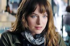 Η Dakota Johnson σε σπάνια εμφάνιση με την γιαγιά, τη μητέρα και την ετεροθαλή αδερφή της [photos]