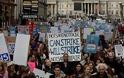 Λονδίνο: Μαζική πορεία για τις συμβάσεις των γιατρών