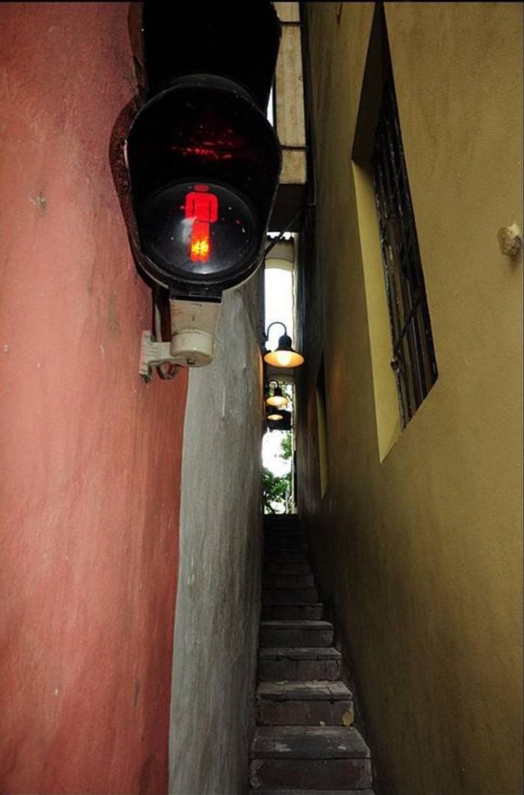 ΑΠΙΣΤΕΥΤΟ: Αυτό το δρομάκι είναι τόσο μικρό που έχει και φανάρι προτεραιότητας ώστε να μην βρίσκουν οι πεζοί [photo] - Φωτογραφία 3