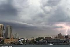 Ένα απίστευτο στιγμιότυπο - Αστραπή περνά ξυστά από αεροσκάφος... [photos]