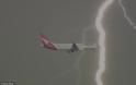 Ένα απίστευτο στιγμιότυπο - Αστραπή περνά ξυστά από αεροσκάφος... [photos] - Φωτογραφία 3