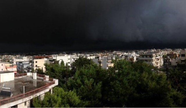 Πολλά προβλήματα από την βροχή σε Αθήνα. Κατέρρευσε πολυκατοικία,
παρασύρθηκε γυναίκα - Φωτογραφία 1