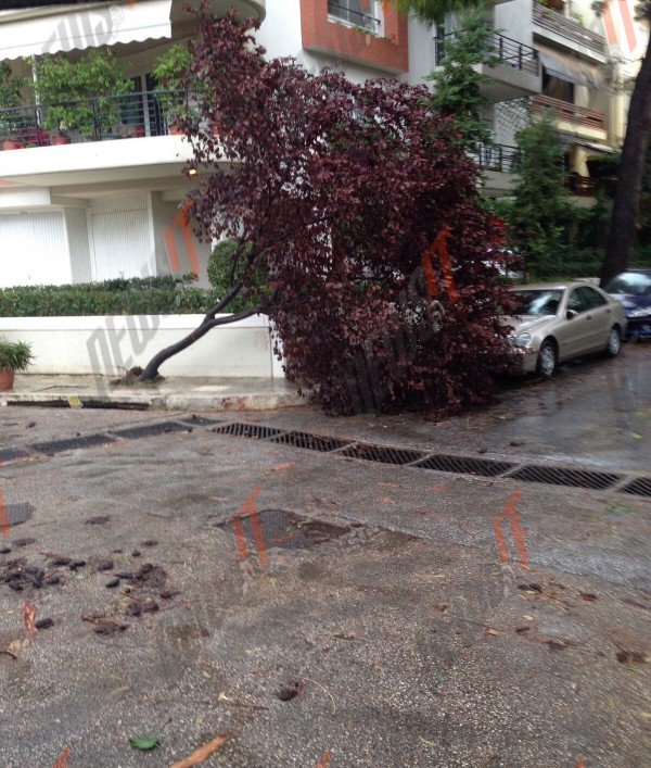 Πολλά προβλήματα από την βροχή σε Αθήνα. Κατέρρευσε πολυκατοικία,
παρασύρθηκε γυναίκα - Φωτογραφία 2