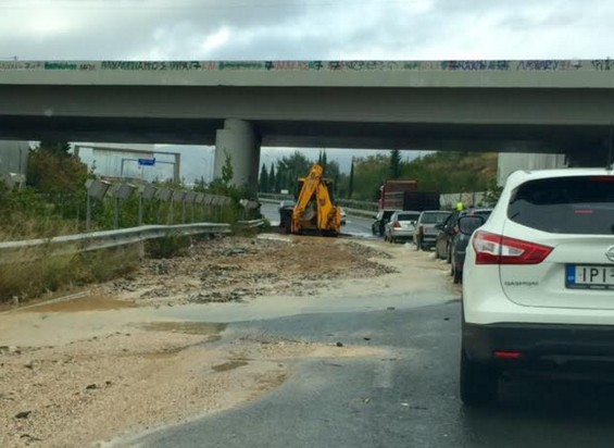 Καθίζηση οδοστρώματος στη Κύμης προς Ολυμπιακό Χωριό [photos] - Φωτογραφία 2