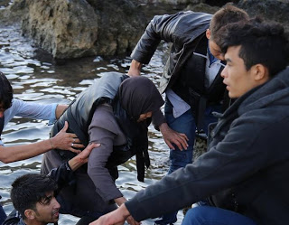 ΣΥΓΚΛΟΝΙΣΤΙΚΕΣ ΕΙΚΟΝΕΣ: Μετανάστες στα βράχια… λίγα χιλιόμετρα έξω από το λιμάνι Μυτιλήνης [photos] - Φωτογραφία 1