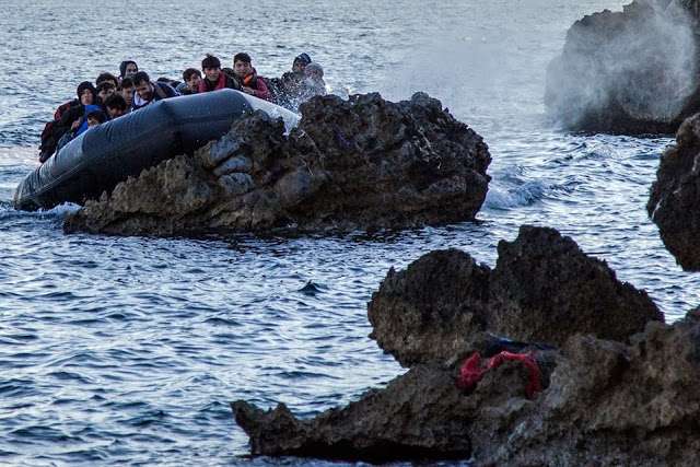 ΣΥΓΚΛΟΝΙΣΤΙΚΕΣ ΕΙΚΟΝΕΣ: Μετανάστες στα βράχια… λίγα χιλιόμετρα έξω από το λιμάνι Μυτιλήνης [photos] - Φωτογραφία 2