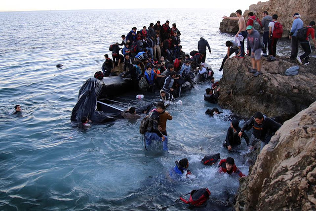ΣΥΓΚΛΟΝΙΣΤΙΚΕΣ ΕΙΚΟΝΕΣ: Μετανάστες στα βράχια… λίγα χιλιόμετρα έξω από το λιμάνι Μυτιλήνης [photos] - Φωτογραφία 3