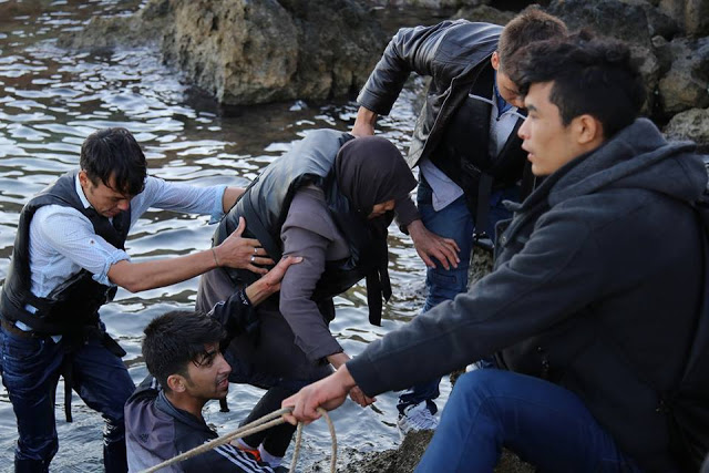 ΣΥΓΚΛΟΝΙΣΤΙΚΕΣ ΕΙΚΟΝΕΣ: Μετανάστες στα βράχια… λίγα χιλιόμετρα έξω από το λιμάνι Μυτιλήνης [photos] - Φωτογραφία 5